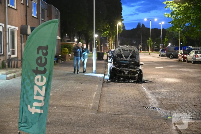 Autobrand en voordeur vernield na explosie