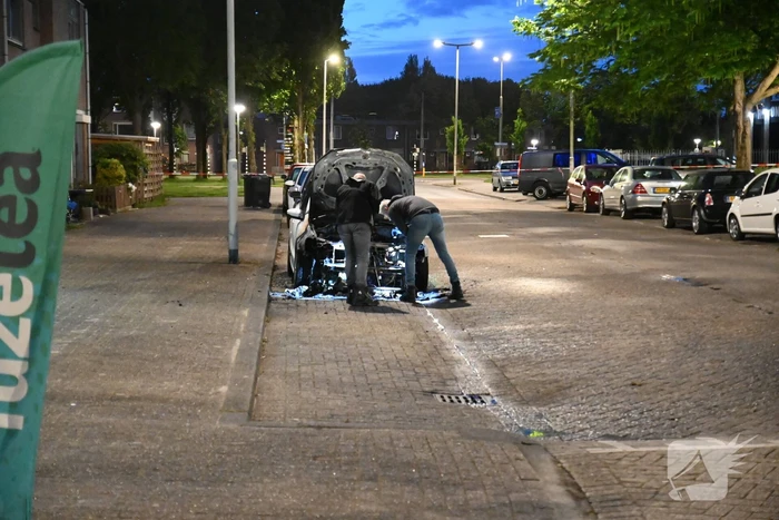 Autobrand en voordeur vernield na explosie