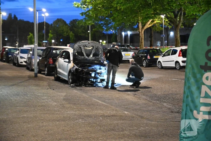Autobrand en voordeur vernield na explosie