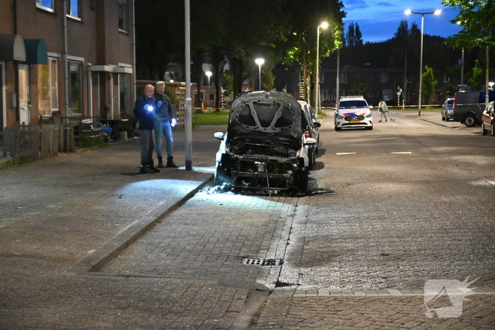 Autobrand en voordeur vernield na explosie