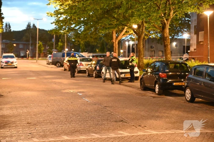 Autobrand en voordeur vernield na explosie