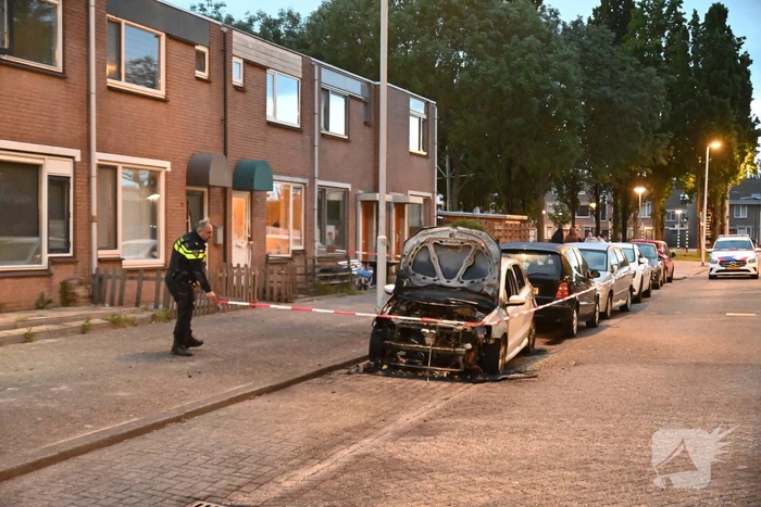 Autobrand en voordeur vernield na explosie