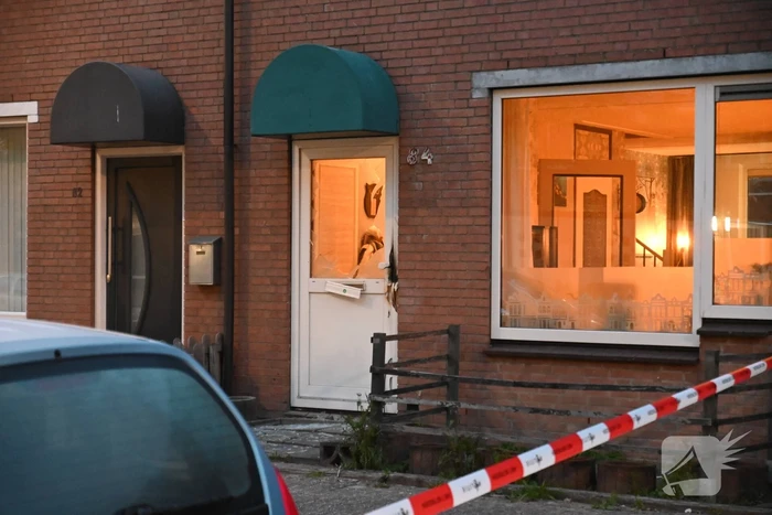 Autobrand en voordeur vernield na explosie