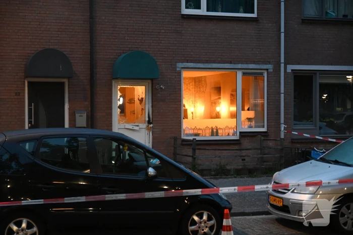 Autobrand en voordeur vernield na explosie