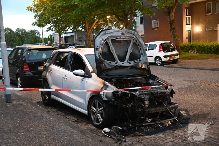 Autobrand en voordeur vernield na explosie