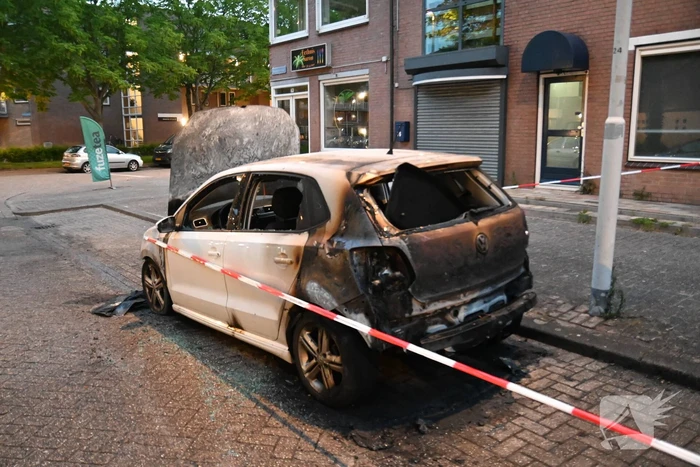 Autobrand en voordeur vernield na explosie