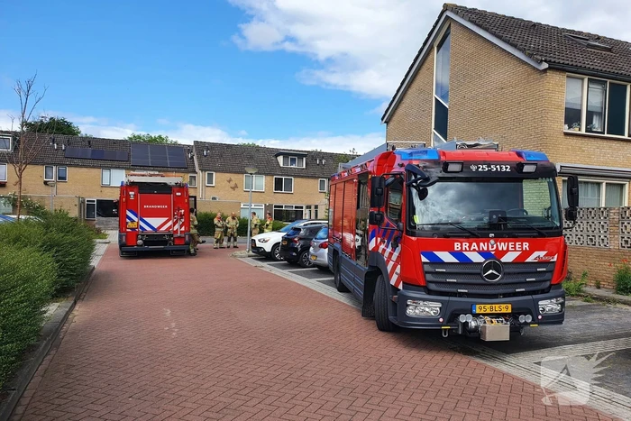 Schuttingpaal zorgt voor gaslekkage in voortuin