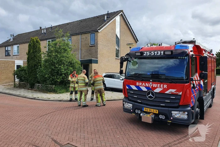 Schuttingpaal zorgt voor gaslekkage in voortuin