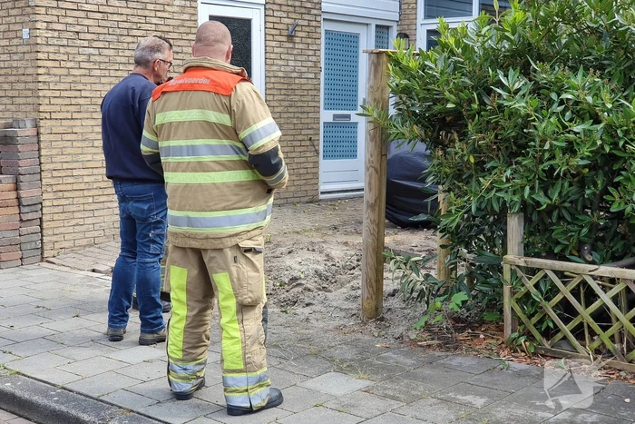 Schuttingpaal zorgt voor gaslekkage in voortuin