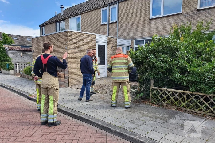 Schuttingpaal zorgt voor gaslekkage in voortuin