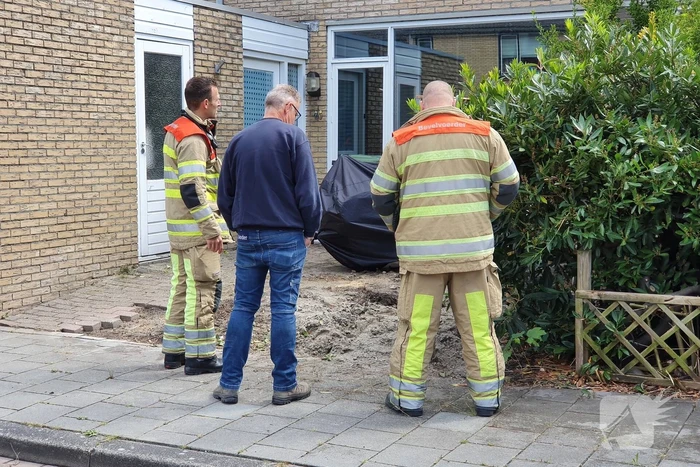 Schuttingpaal zorgt voor gaslekkage in voortuin