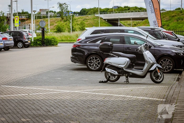 Jongedame op brommer aangereden op fietspad