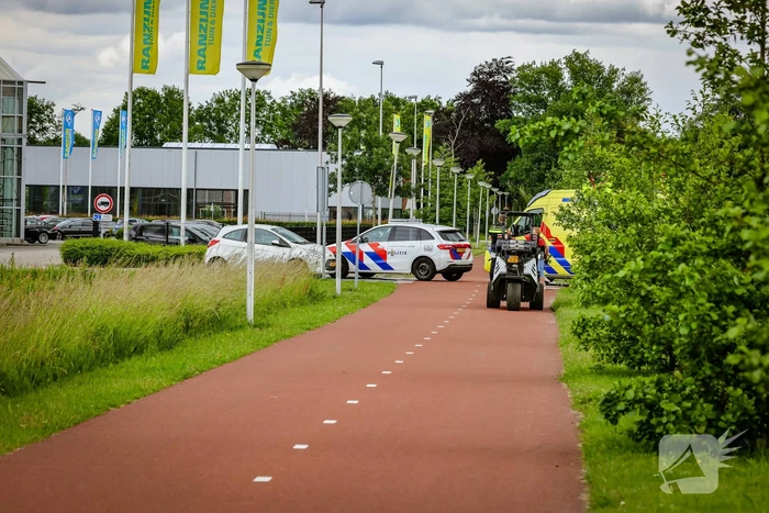 Jongedame op brommer aangereden op fietspad