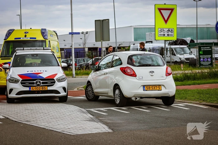 Jongedame op brommer aangereden op fietspad