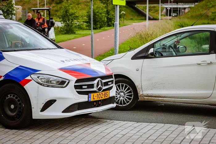 Jongedame op brommer aangereden op fietspad