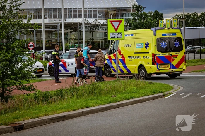 Jongedame op brommer aangereden op fietspad