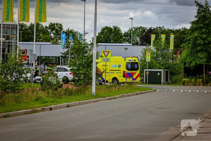 Jongedame op brommer aangereden op fietspad