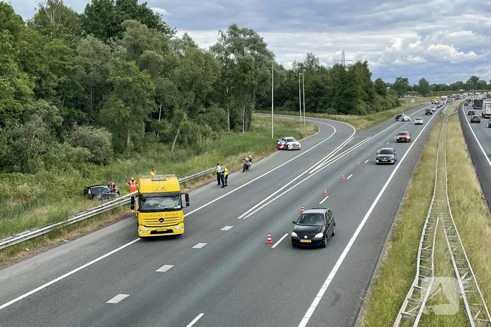 Auto slaat over de kop in berm