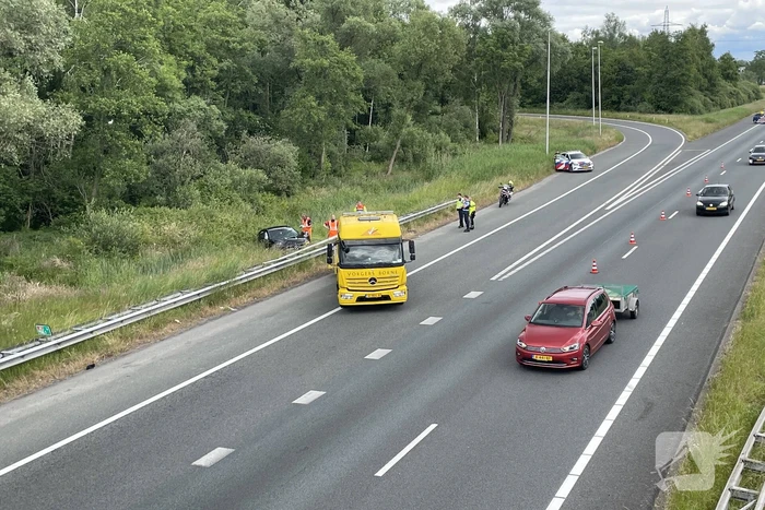 Auto slaat over de kop in berm