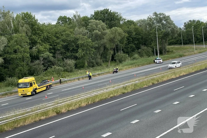 Auto slaat over de kop in berm
