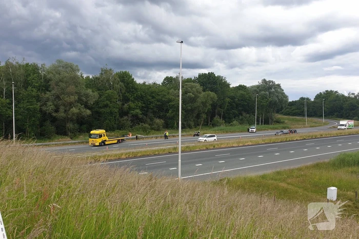 Auto slaat over de kop in berm