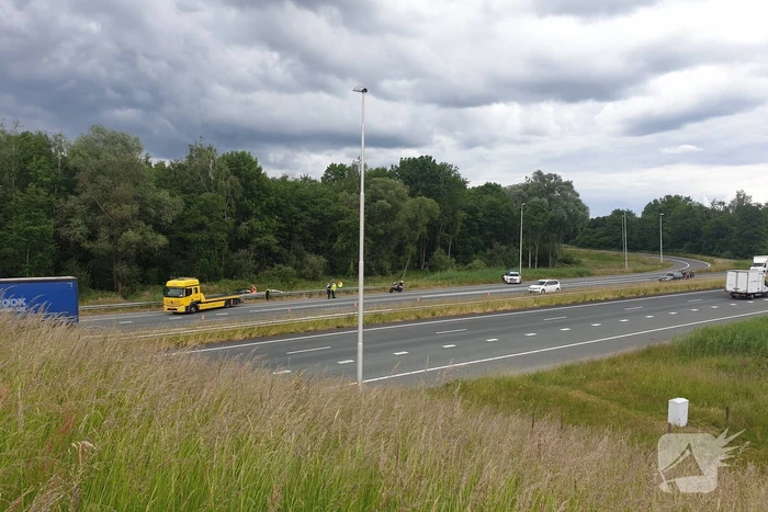 Auto slaat over de kop in berm