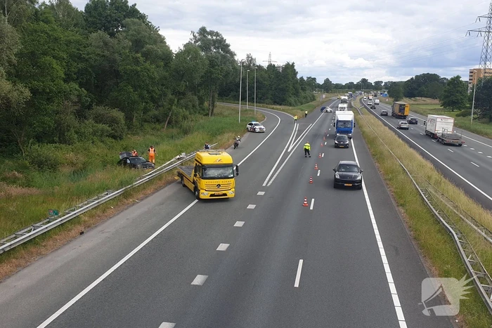 Auto slaat over de kop in berm