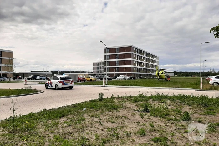 Vrouw door persoon van hoogte geduwd