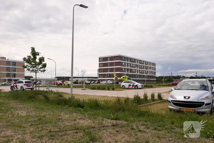 Vrouw door persoon van hoogte geduwd