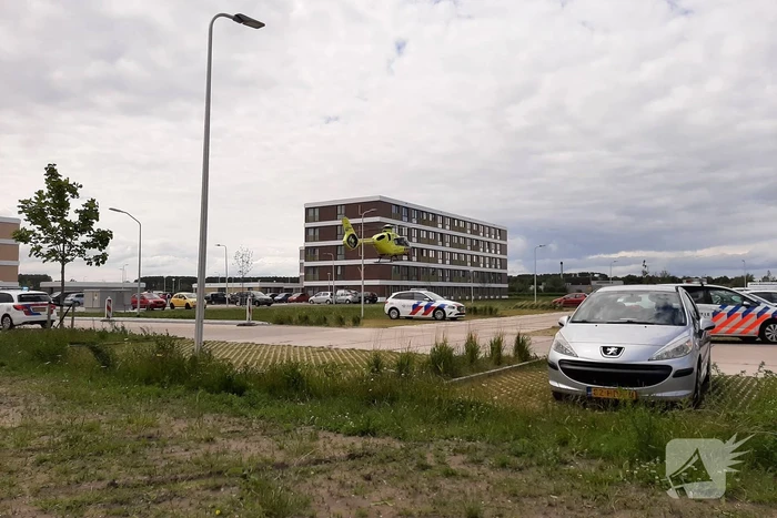 Vrouw door persoon van hoogte geduwd