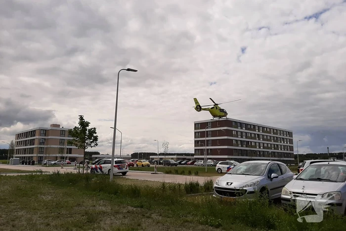 Vrouw door persoon van hoogte geduwd