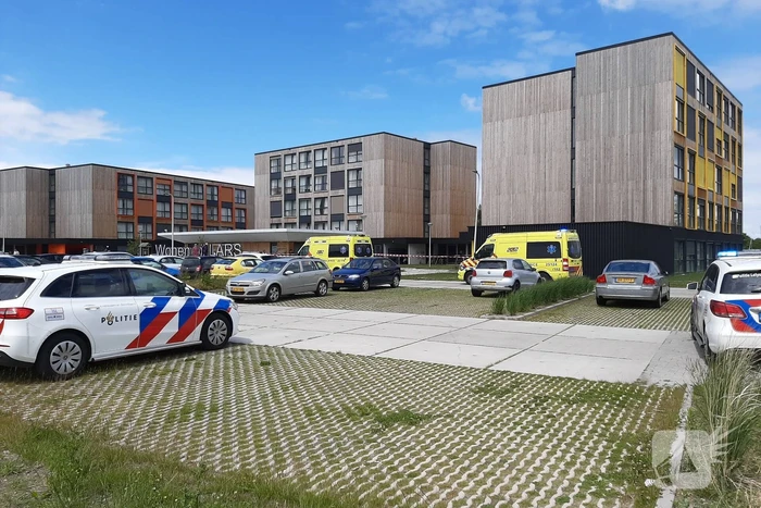 Vrouw door persoon van hoogte geduwd