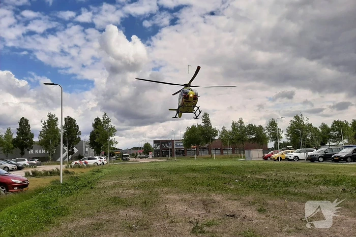 Vrouw door persoon van hoogte geduwd
