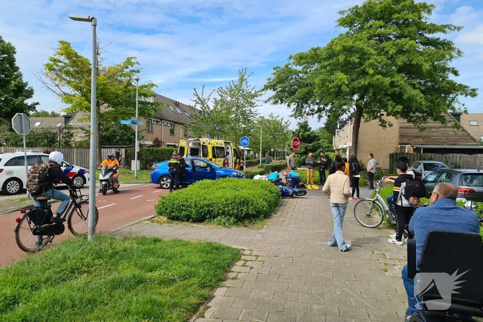 Scooterrijder geschept door overstekende automobilist