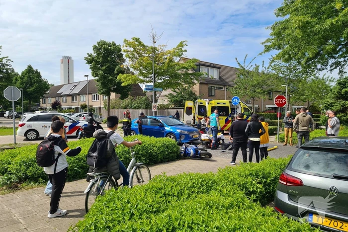Scooterrijder geschept door overstekende automobilist