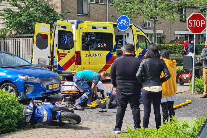 Scooterrijder geschept door overstekende automobilist