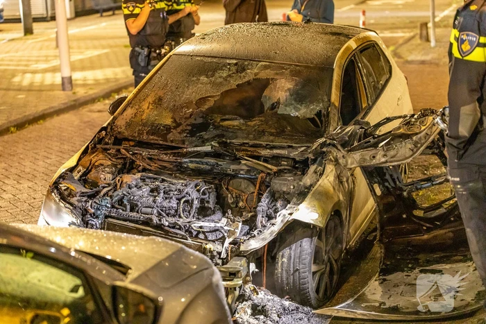 Auto brandt volledig uit na brandstichting