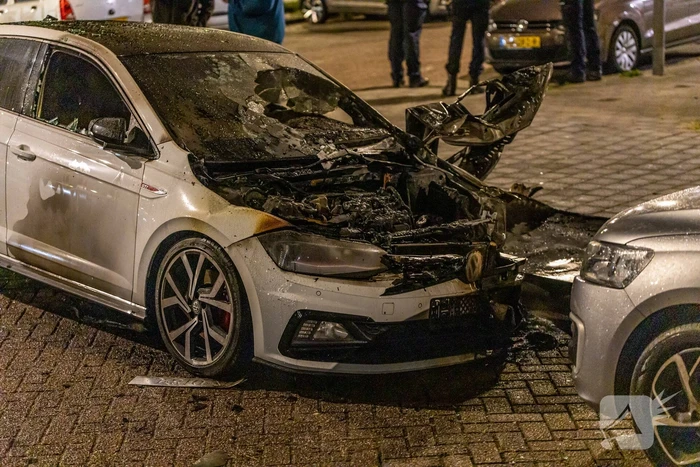 Auto brandt volledig uit na brandstichting