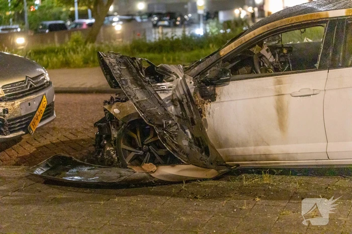 Auto brandt volledig uit na brandstichting
