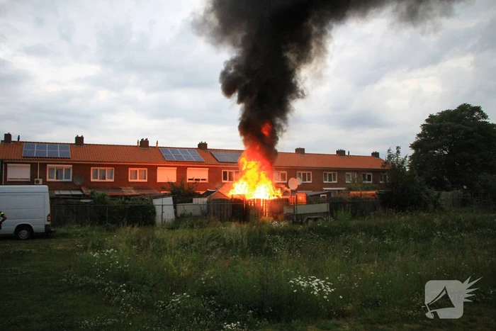 Flinke vlammen bij brand in achtertuin