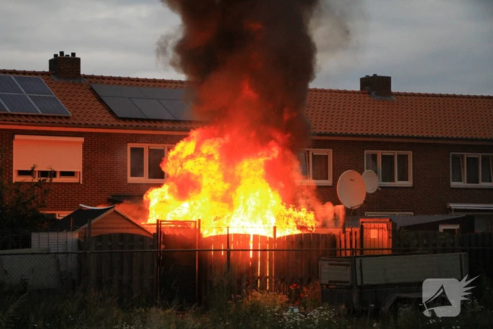 Flinke vlammen bij brand in achtertuin