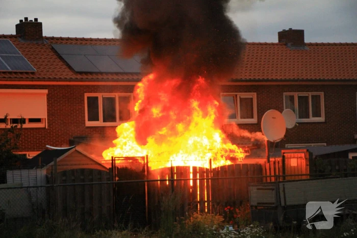 Flinke vlammen bij brand in achtertuin