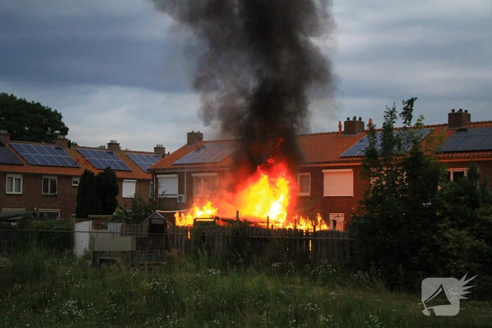 Flinke vlammen bij brand in achtertuin