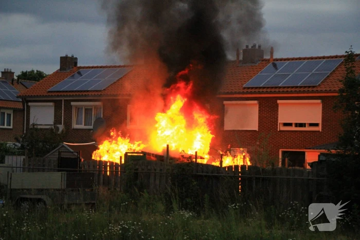 Flinke vlammen bij brand in achtertuin