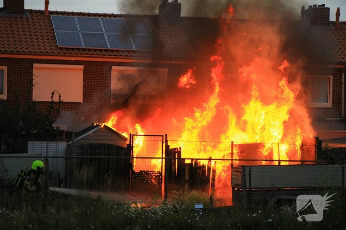 Flinke vlammen bij brand in achtertuin