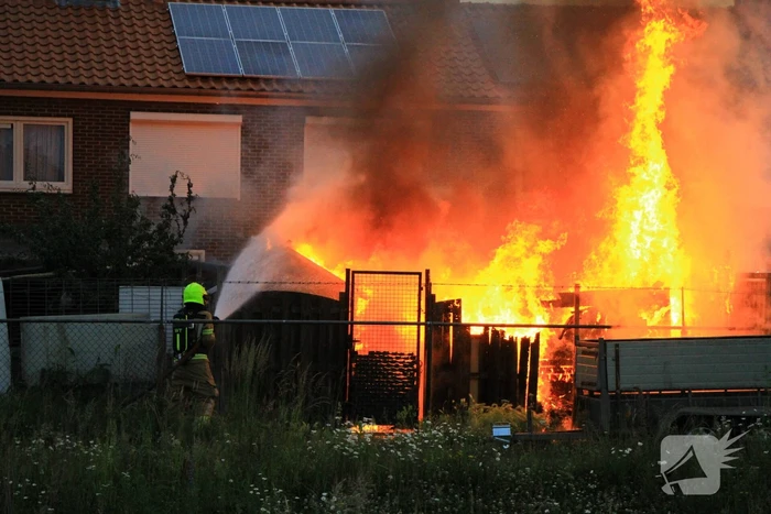 Flinke vlammen bij brand in achtertuin