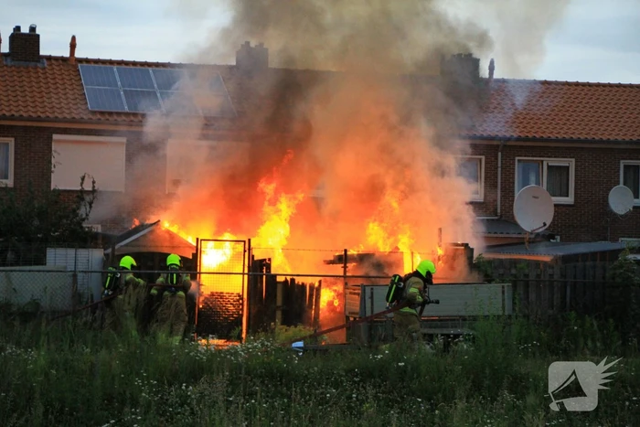 Flinke vlammen bij brand in achtertuin