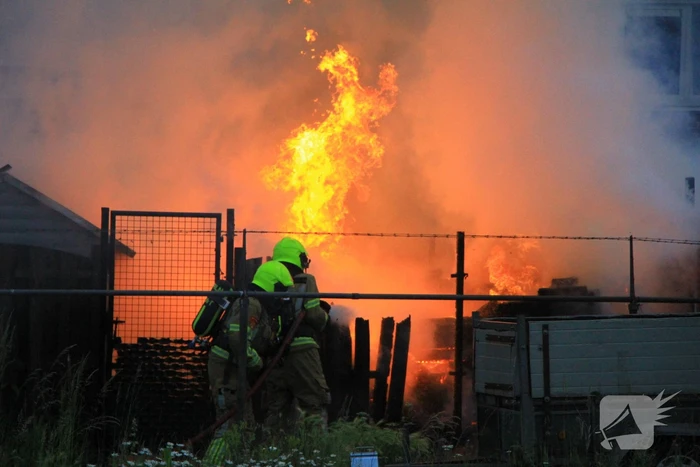 Flinke vlammen bij brand in achtertuin