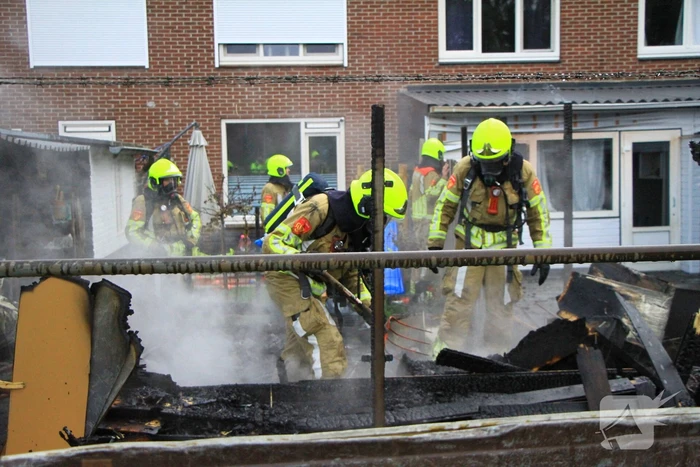 Flinke vlammen bij brand in achtertuin