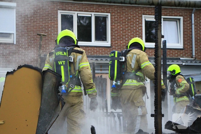 Flinke vlammen bij brand in achtertuin